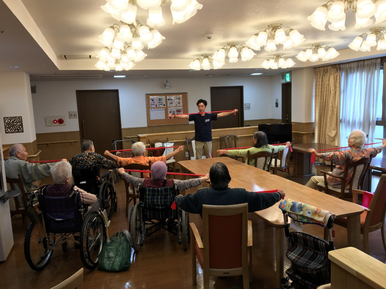 大阪市の施設で理学療法士が行う健康体操（グループリハビリ）