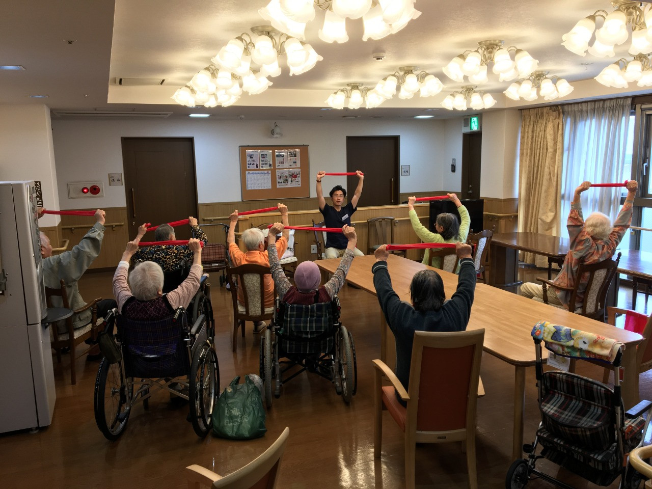 大阪市の施設でPTが訪問して行うグループリハビリ（集団リハビリ）